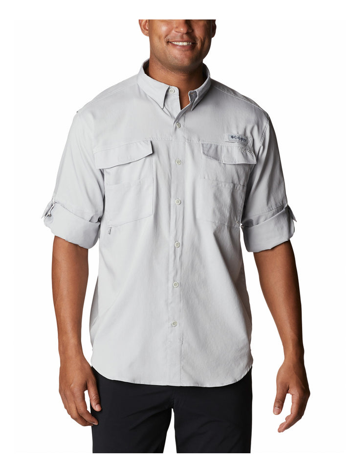 Hombre vistiendo camisa Columbia de color gris claro con mangas remangadas y bolsillos frontales.