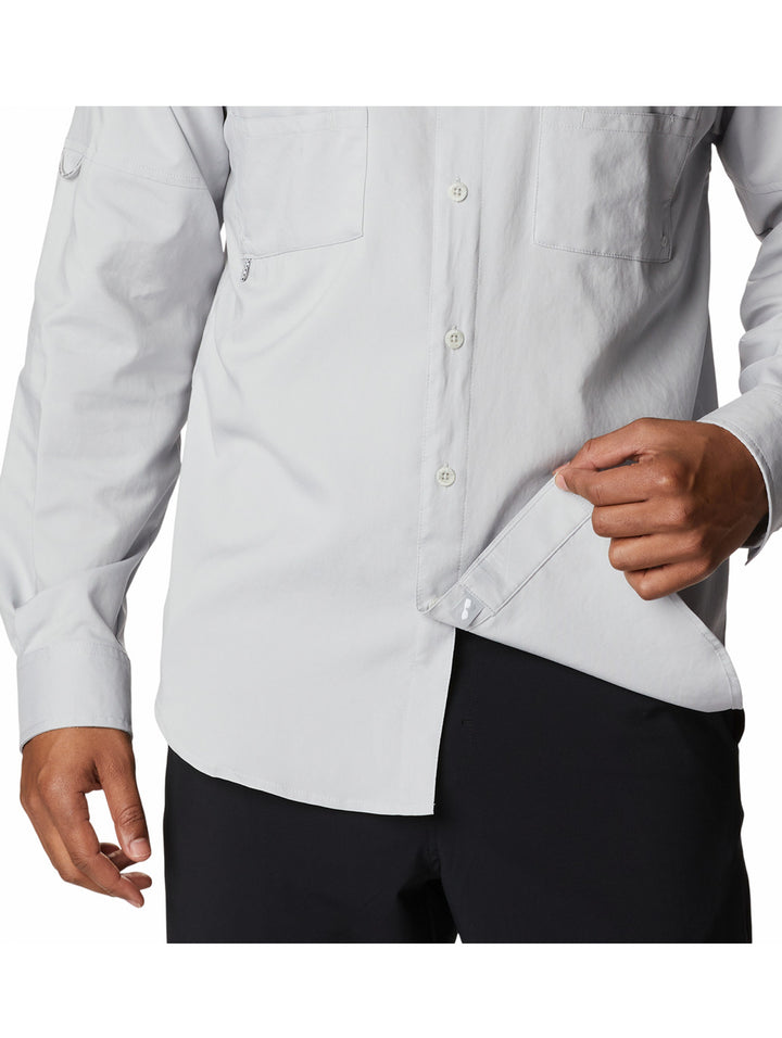 Hombre vistiendo camisa Columbia de color gris claro con mangas remangadas y bolsillos frontales.