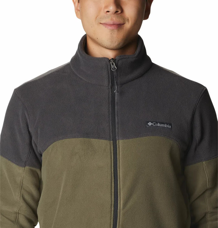 Chaqueta Columbia bicolor en tonos verde oliva y gris oscuro con cierre frontal.