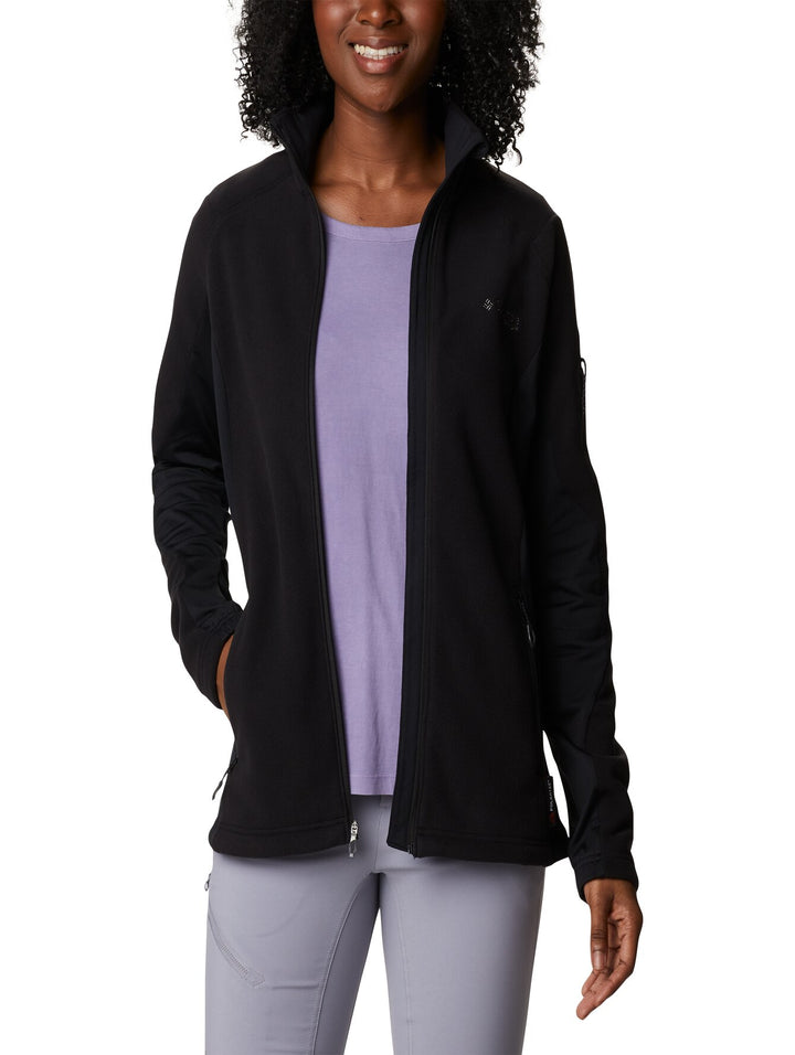 Mujer vistiendo una chaqueta de fleece color negro de la marca Columbia con cierre frontal y cuello alto.