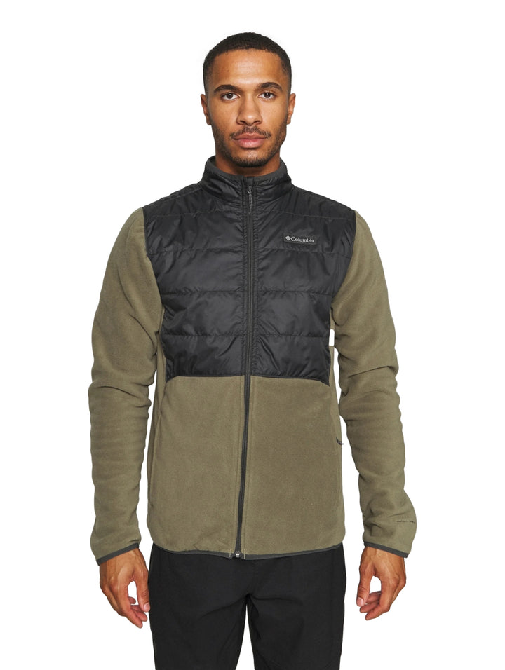 Chaqueta Columbia bicolor verde oliva y negro con panel superior acolchado y cierre frontal.