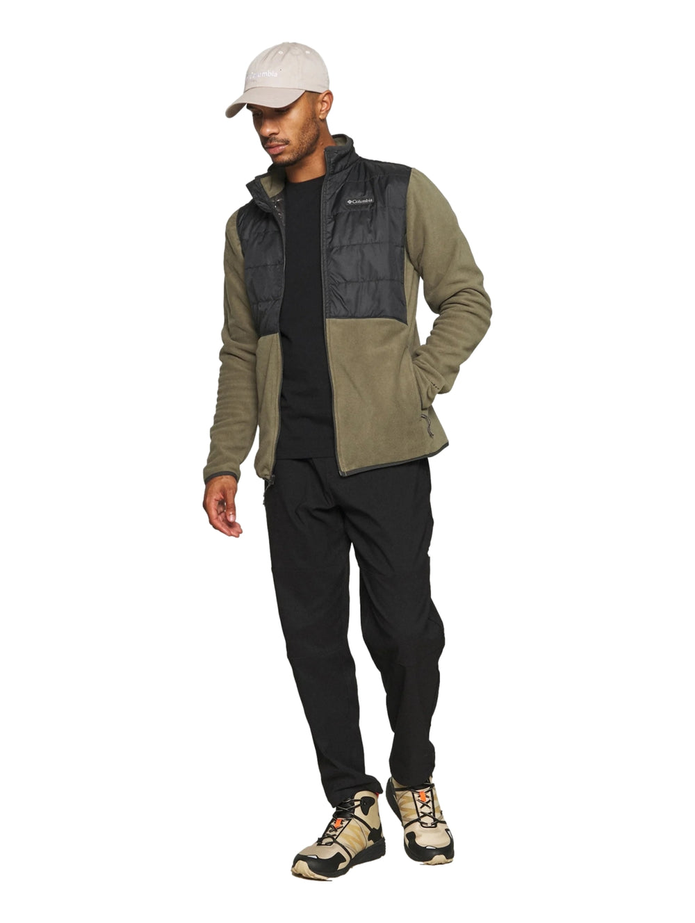 Chaqueta Columbia bicolor verde oliva y negro con panel superior acolchado y cierre frontal.
