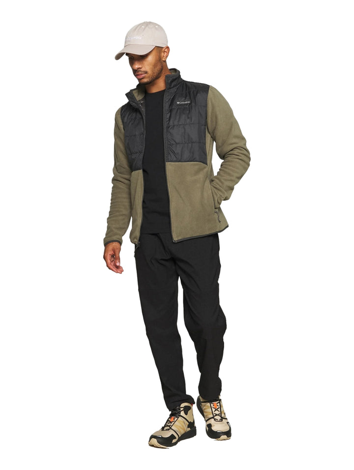 Chaqueta Columbia bicolor verde oliva y negro con panel superior acolchado y cierre frontal.
