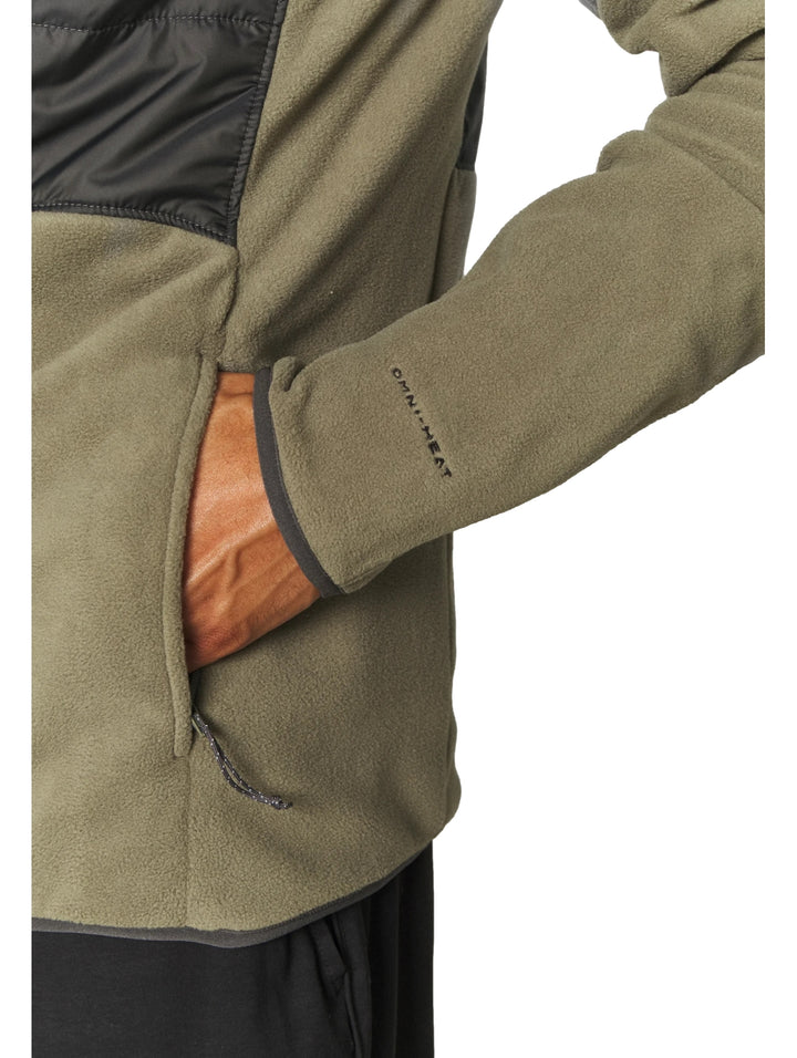 Chaqueta Columbia bicolor verde oliva y negro con panel superior acolchado y cierre frontal.