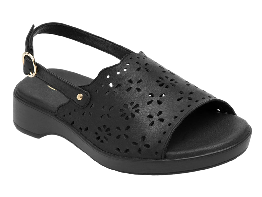 Sandalia negra de cuero con perforaciones florales, plataforma y correa ajustable al tobillo.