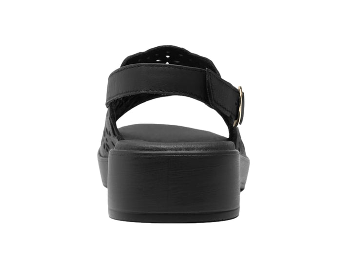Sandalia negra de cuero con perforaciones florales, plataforma y correa ajustable al tobillo.