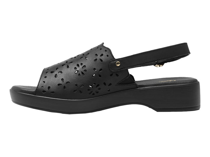 Sandalia negra de cuero con perforaciones florales, plataforma y correa ajustable al tobillo.