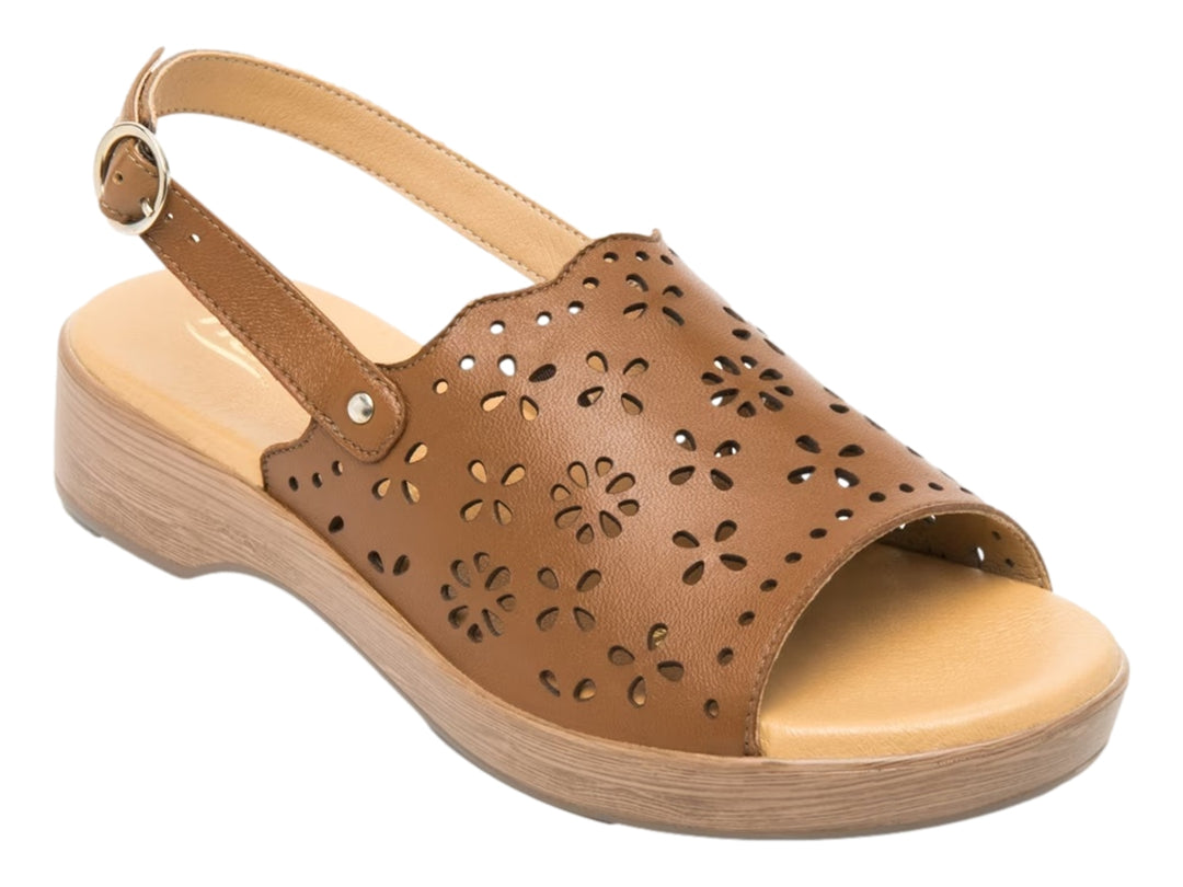 Sandalia Flexi color tan para mujer con plataforma y detalles de perforaciones en forma de flores.