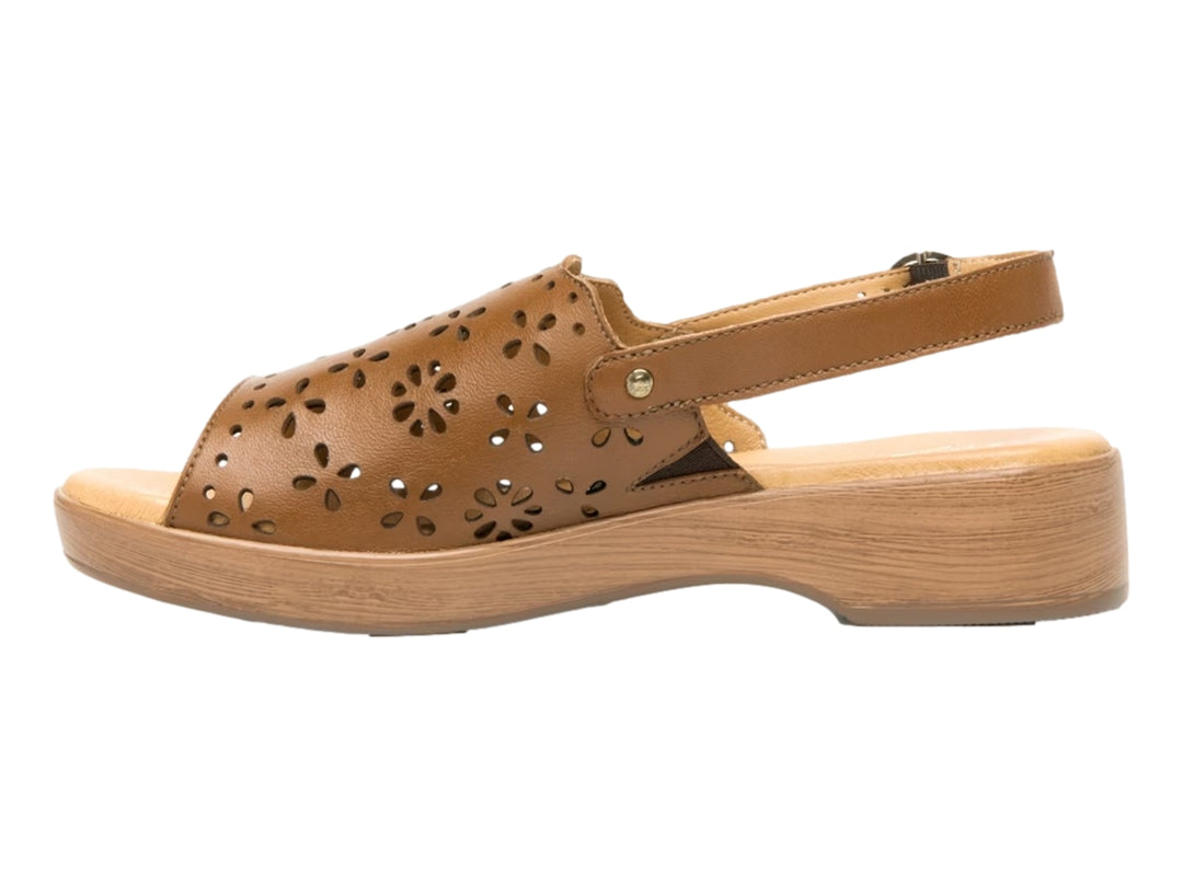 Sandalia Flexi color tan para mujer con plataforma y detalles de perforaciones en forma de flores.