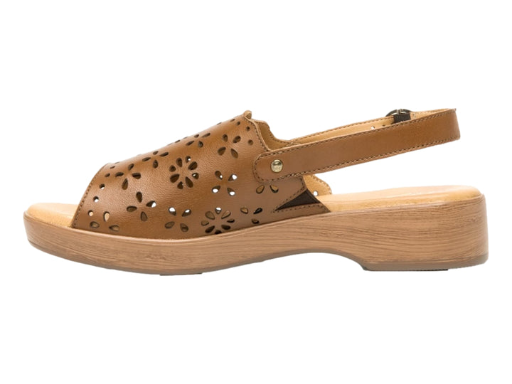Sandalia Flexi color tan para mujer con plataforma y detalles de perforaciones en forma de flores.