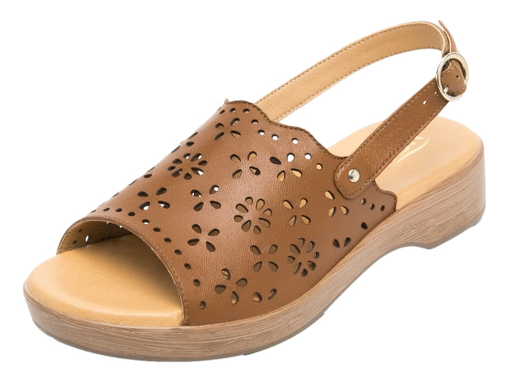 Sandalia Flexi color tan para mujer con plataforma y detalles de perforaciones en forma de flores.