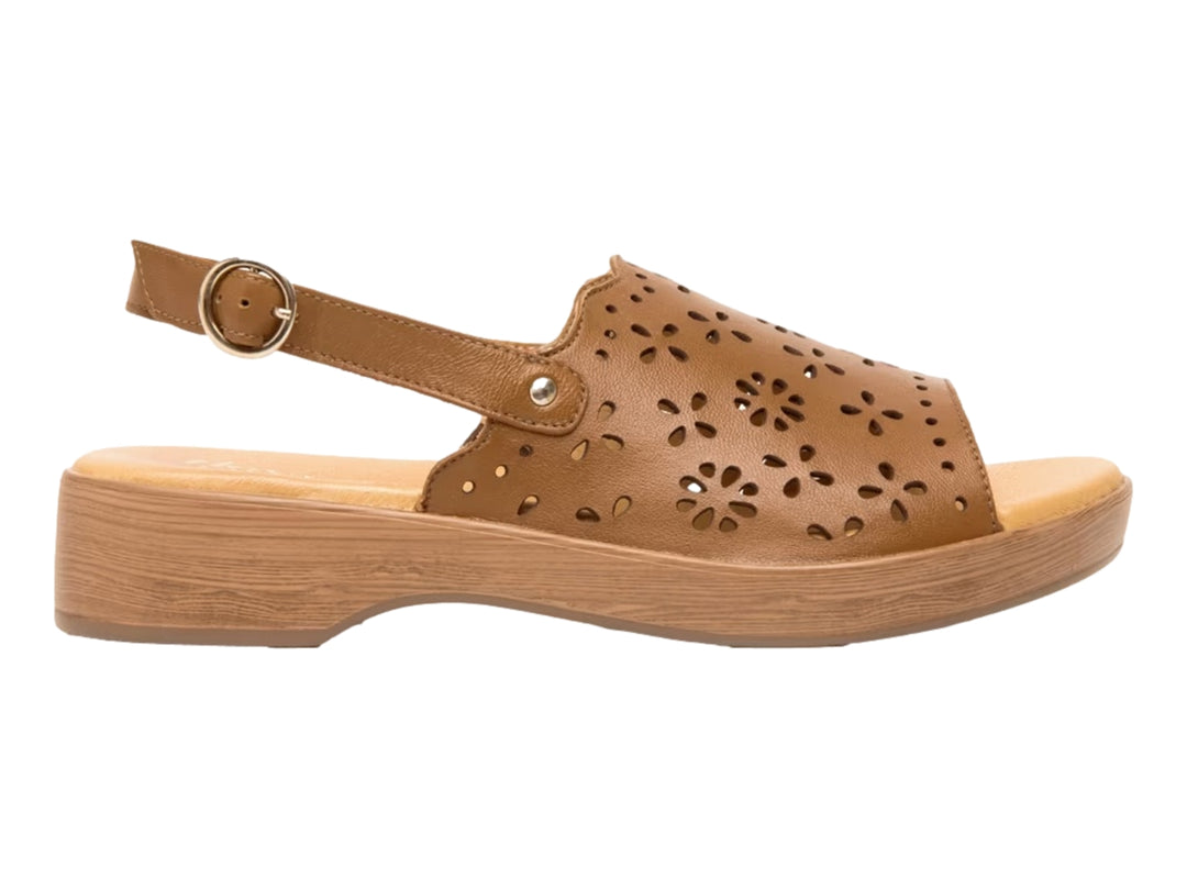 Sandalia Flexi color tan para mujer con plataforma y detalles de perforaciones en forma de flores.