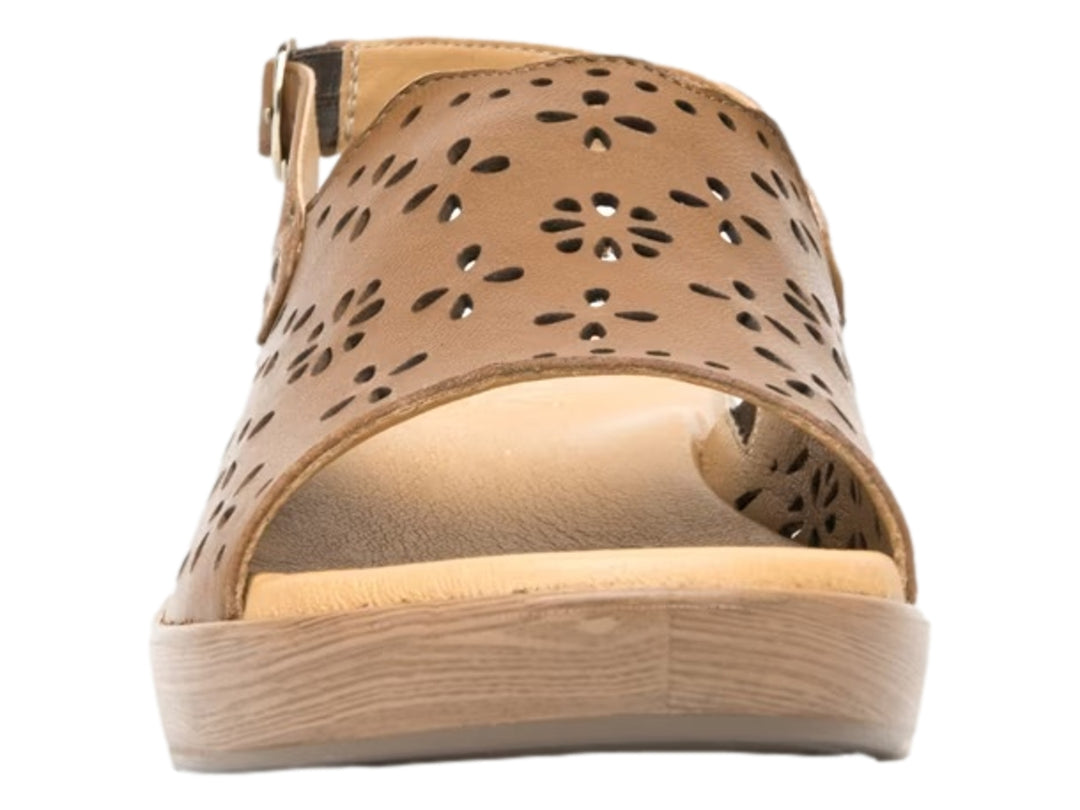 Sandalia Flexi color tan para mujer con plataforma y detalles de perforaciones en forma de flores.