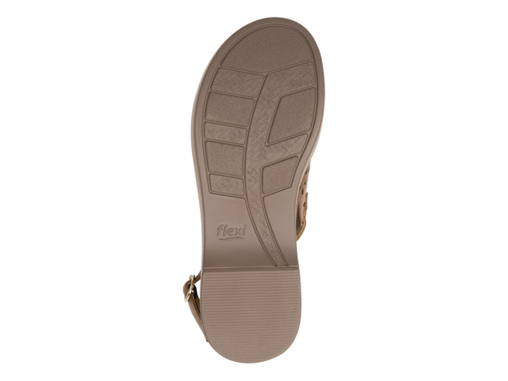Sandalia Flexi color tan para mujer con plataforma y detalles de perforaciones en forma de flores.