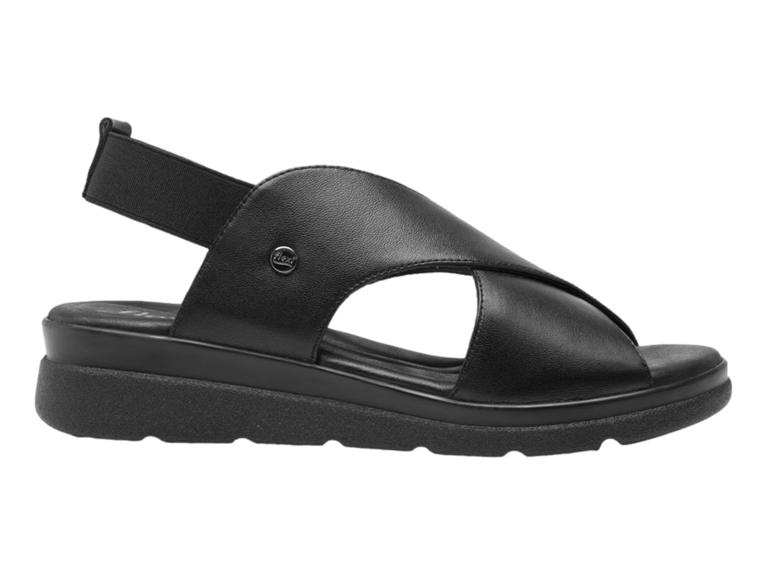 Sandalia Flexi color negro para mujer con diseño de correas cruzadas y suela de plataforma.
