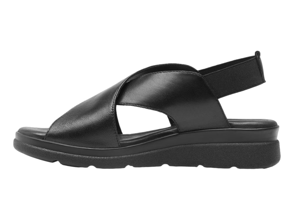 Sandalia Flexi color negro para mujer con diseño de correas cruzadas y suela de plataforma.