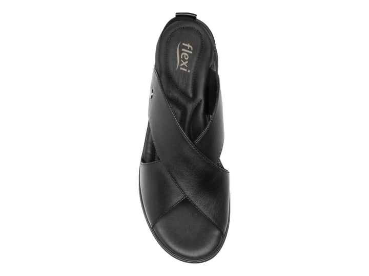 Sandalia Flexi color negro para mujer con diseño de correas cruzadas y suela de plataforma.