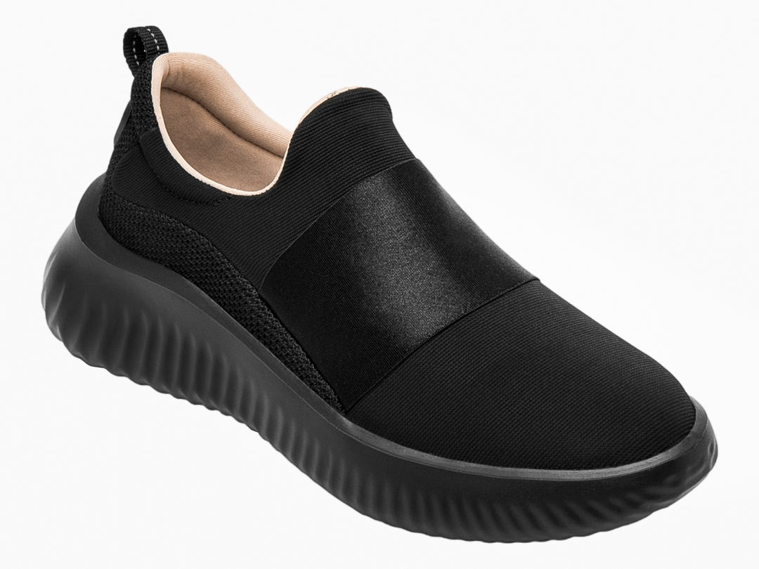 Zapato deportivo Flexi modelo Danna en color negro, diseño slip-on de textil con suela ancha y cómoda.