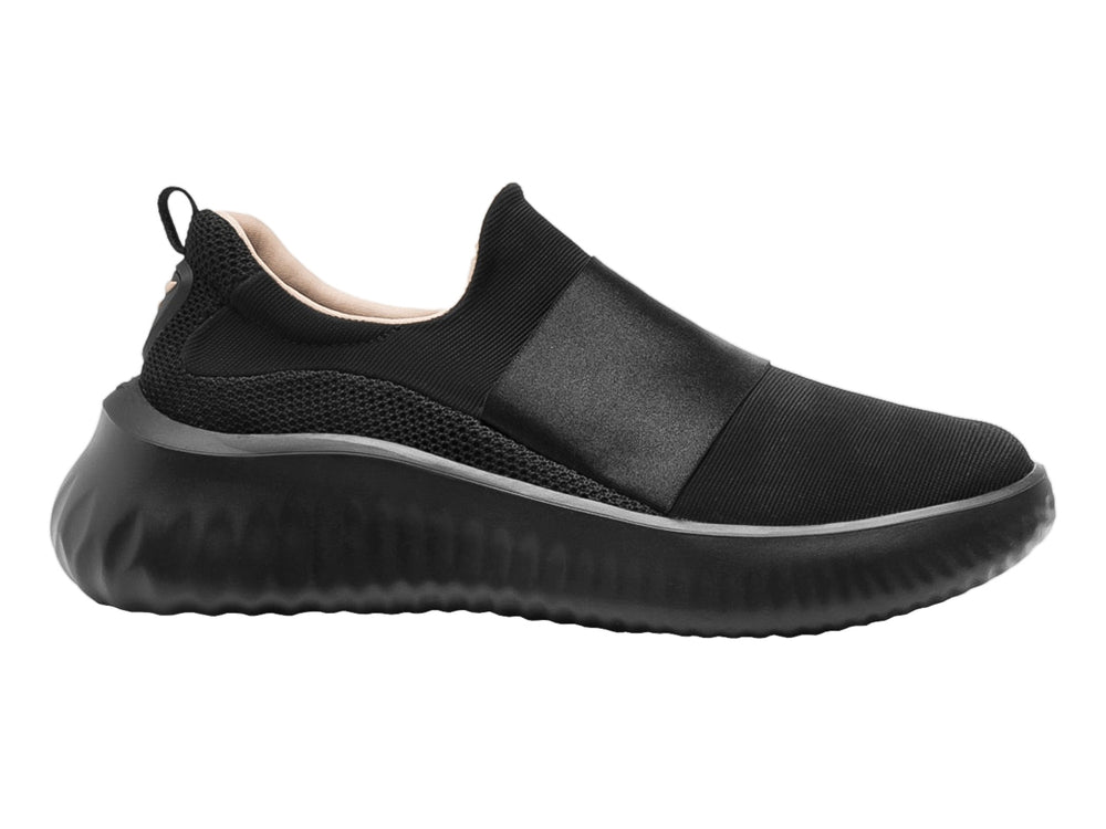 Zapato deportivo Flexi modelo Danna en color negro, diseño slip-on de textil con suela ancha y cómoda.