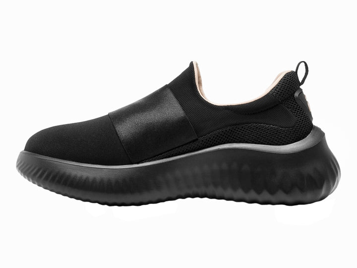 Zapato deportivo Flexi modelo Danna en color negro, diseño slip-on de textil con suela ancha y cómoda.
