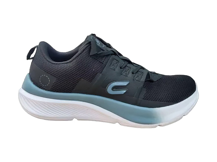Zapato deportivo infantil color negro con suela blanca y gris.