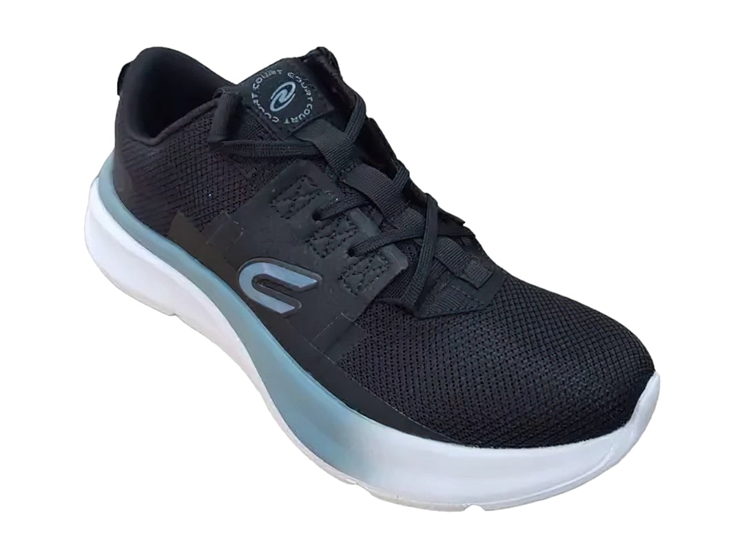 Zapato deportivo infantil color negro con suela blanca y gris.