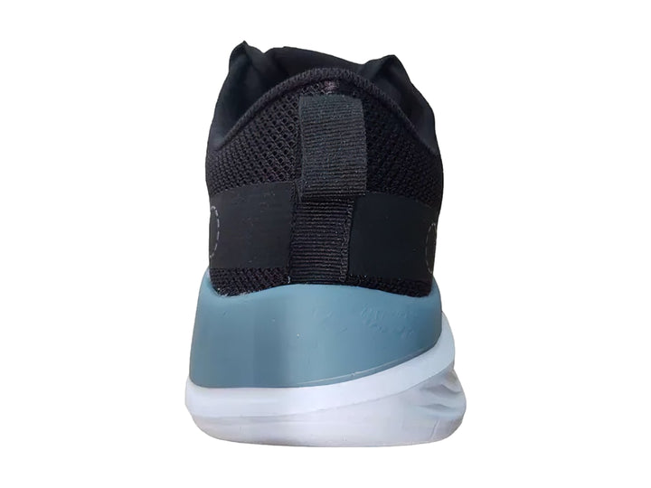 Zapato deportivo infantil color negro con suela blanca y gris.
