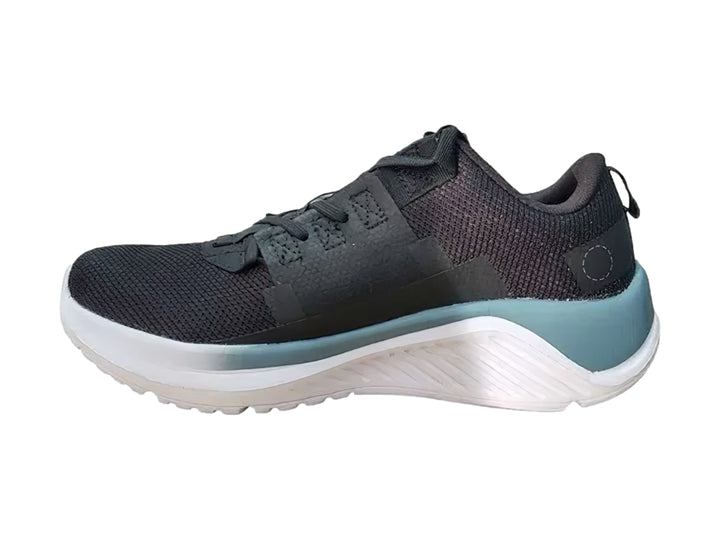 Zapato deportivo infantil color negro con suela blanca y gris.
