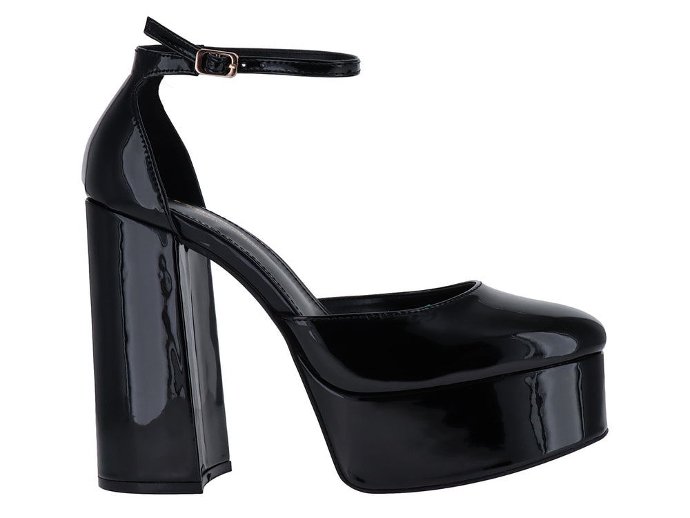 Zapato de tacón alto y plataforma en color negro charol con correa ajustable al tobillo para mujer.