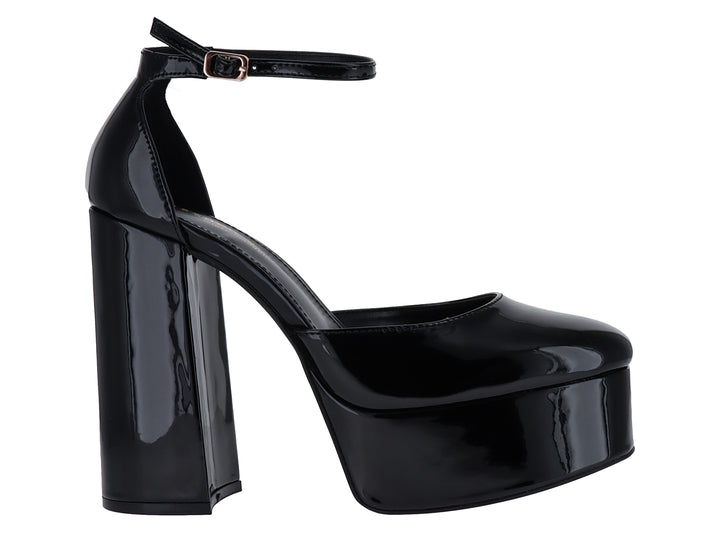 Zapato de tacón alto y plataforma en color negro charol con correa ajustable al tobillo para mujer.
