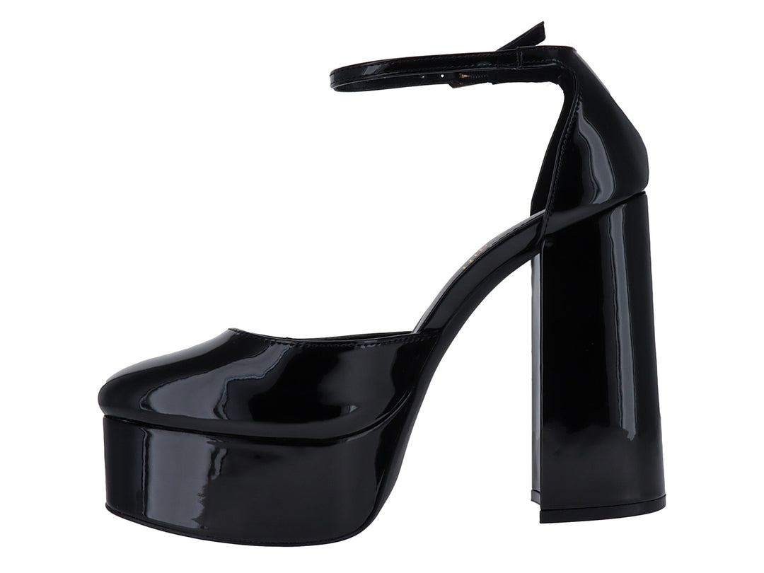 Zapato de tacón alto y plataforma en color negro charol con correa ajustable al tobillo para mujer.