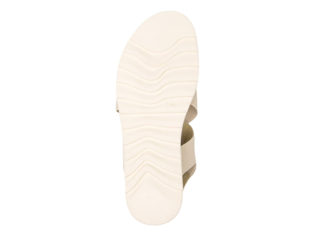 Sandalia Flexi para mujer en color beige con correas textiles cruzadas y suela blanca ondulada.