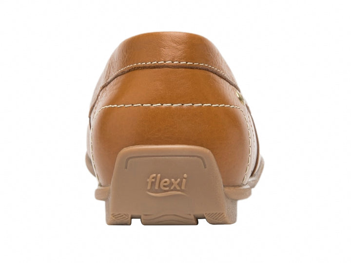 Zapato plano tipo mocasín de cuero color tan para Mujer.