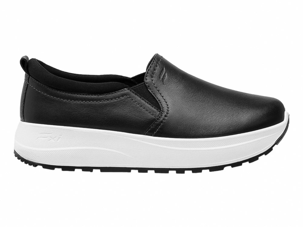 Zapato Flexi slip-on de cuero negro con suela blanca gruesa para mujer.