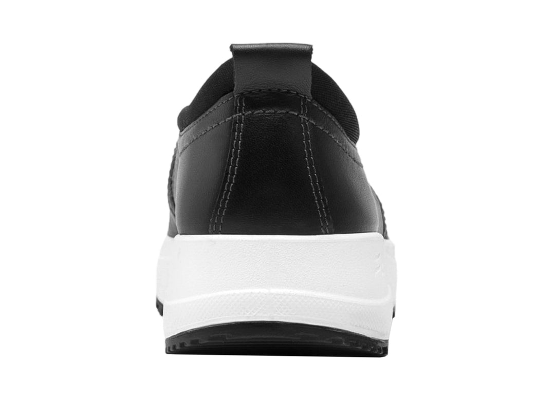 Zapato Flexi slip-on de cuero negro con suela blanca gruesa para mujer.