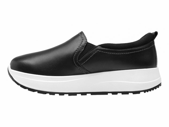 Zapato Flexi slip-on de cuero negro con suela blanca gruesa para mujer.