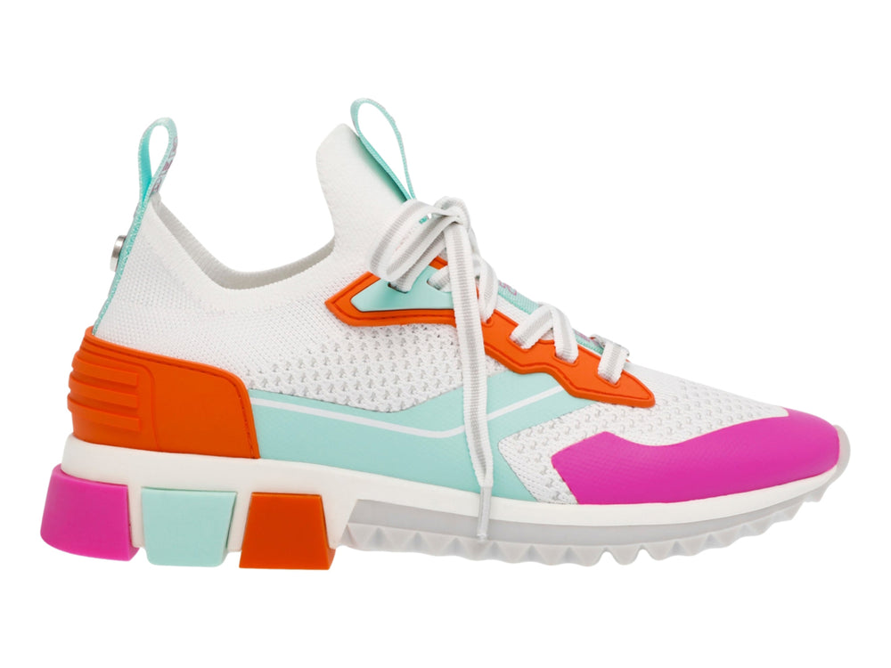 Tenis Steve Madden modelo Decore en colores blanco, naranja, magenta y menta con suela robusta.