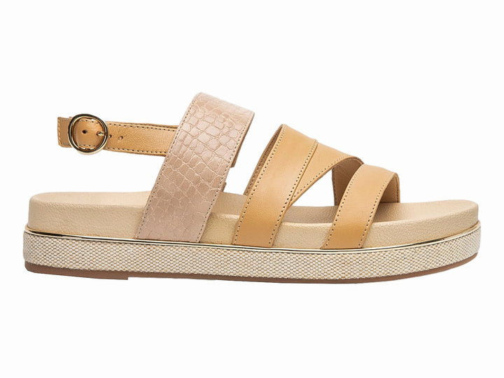 Sandalia Flexi color camel con tiras cruzadas y suela de plataforma.