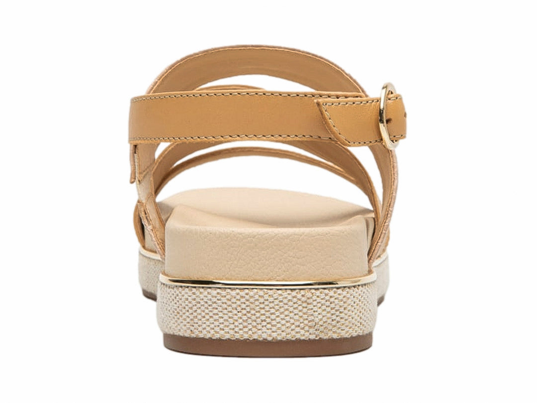 Sandalia Flexi color camel con tiras cruzadas y suela de plataforma.