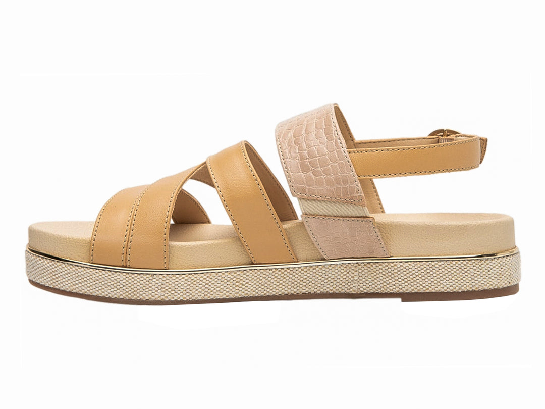 Sandalia Flexi color camel con tiras cruzadas y suela de plataforma.