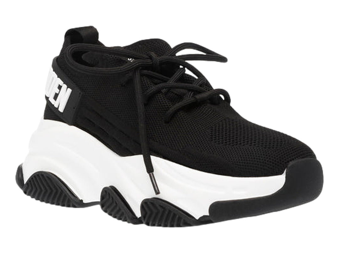 Tenis Steve Madden Proteg E color negro con suela blanca ancha y plataforma.