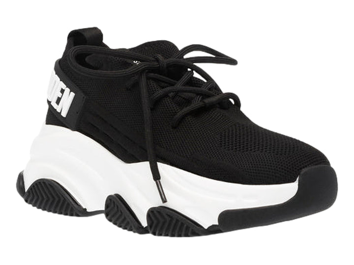 Tenis Steve Madden Proteg E color negro con suela blanca ancha y plataforma.