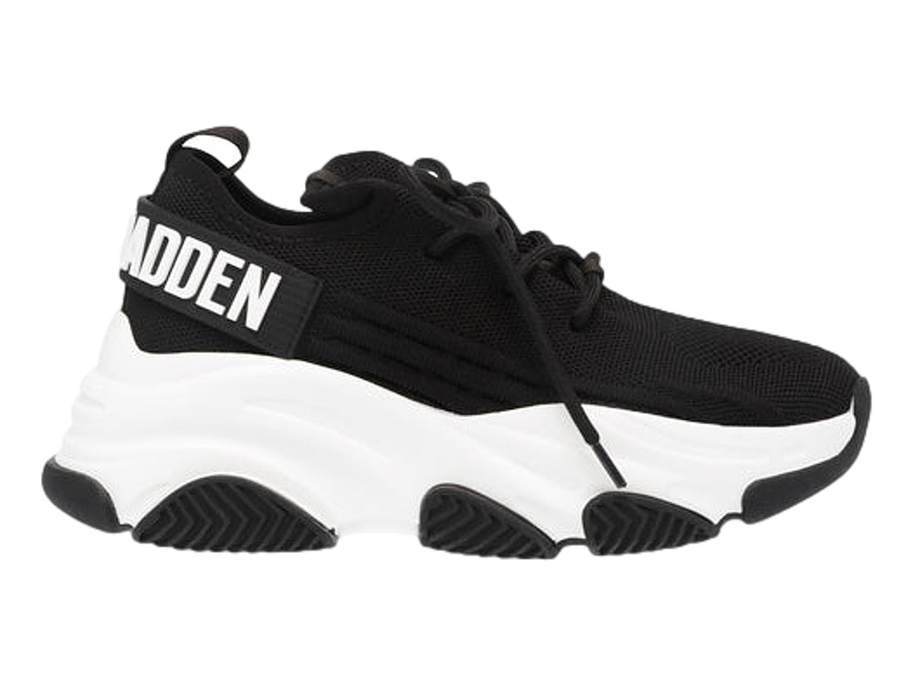 Tenis Steve Madden Proteg E color negro con suela blanca ancha y plataforma.