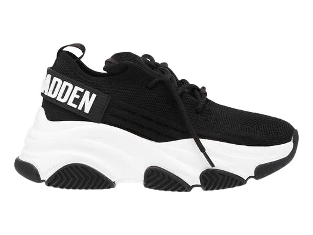 Tenis Steve Madden Proteg E color negro con suela blanca ancha y plataforma.
