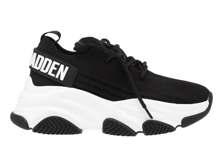 Tenis Steve Madden Proteg E color negro con suela blanca ancha y plataforma.