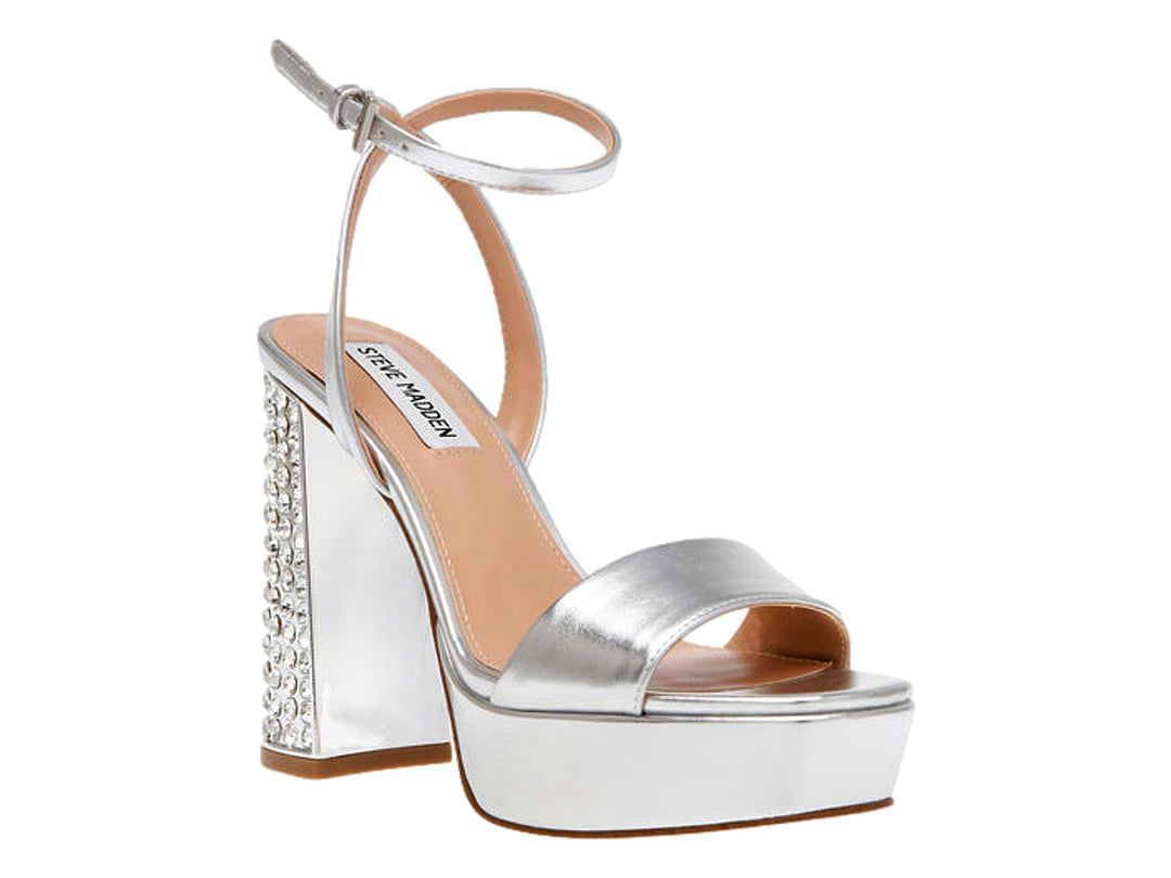 Sandalia plateada de Steve Madden con plataforma, tacón grueso adornado con cristales y correa al tobillo.