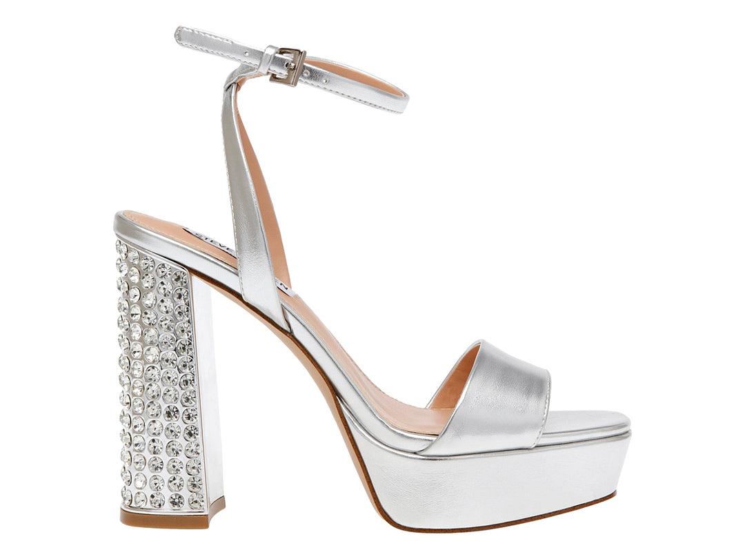 Sandalia plateada de Steve Madden con plataforma, tacón grueso adornado con cristales y correa al tobillo.
