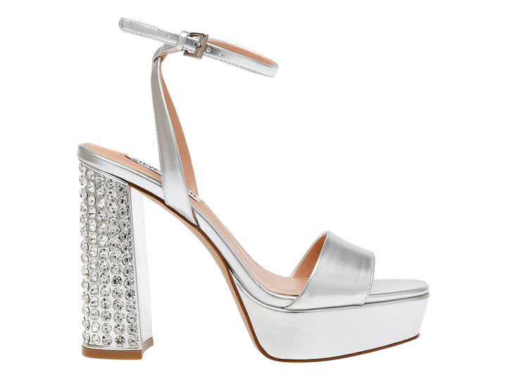 Sandalia plateada de Steve Madden con plataforma, tacón grueso adornado con cristales y correa al tobillo.