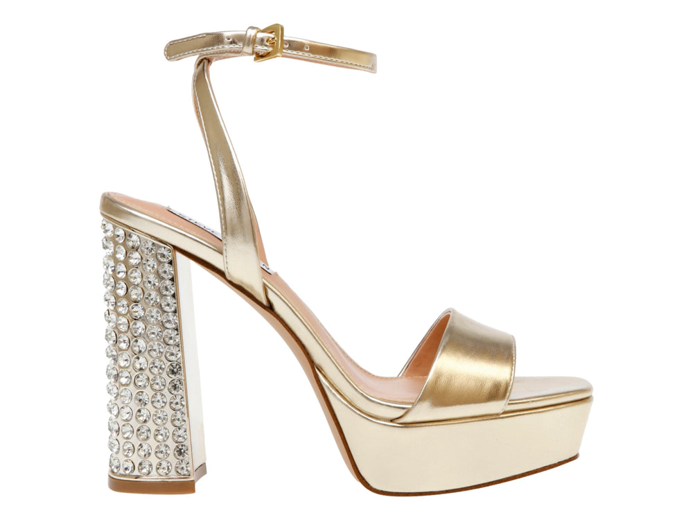 Sandalia dorada Steve Madden con tacón grueso adornado con cristales, plataforma y correa al tobillo.