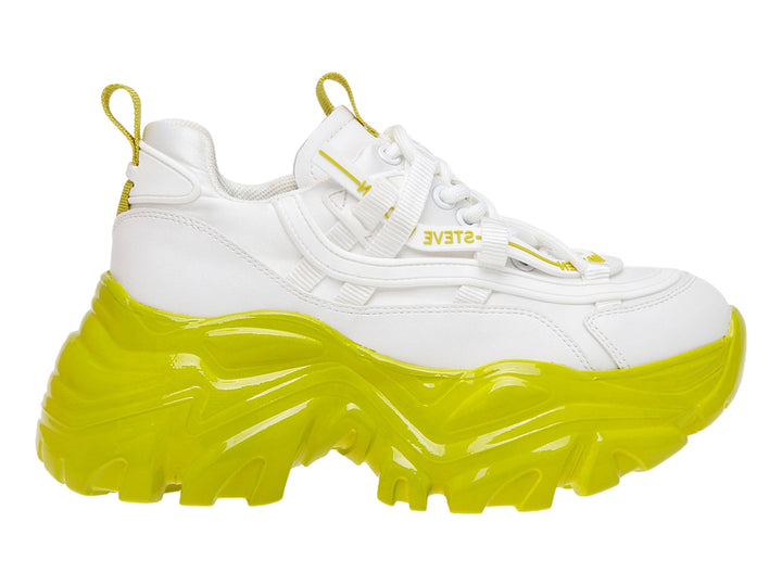 Tenis blancos Steve Madden con suela ancha y brillante en color verde lima.